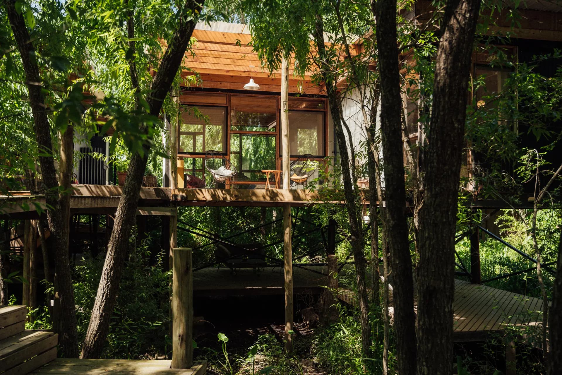 Casitas del Río — cabaña de madera entre los árboles del delta